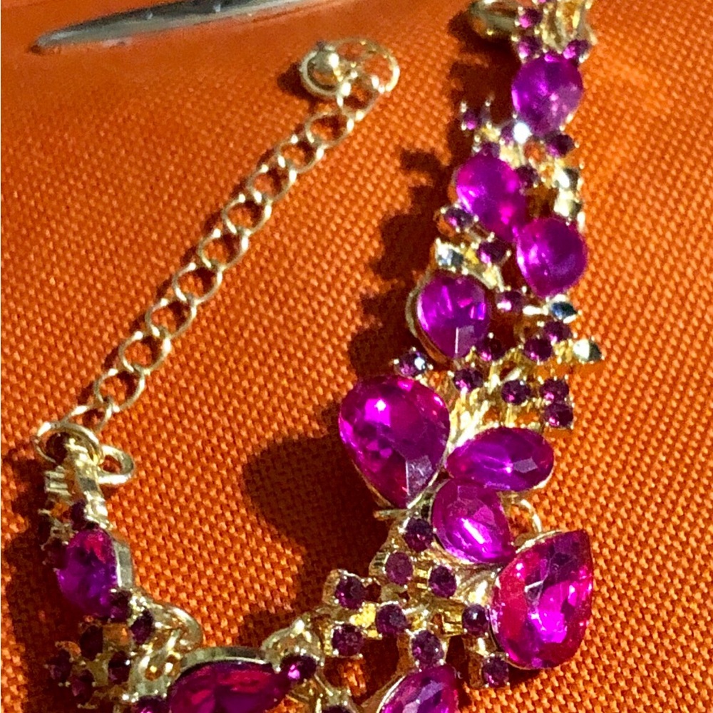 Vintage Gold-Tone Bracelet with large Glass Vibrant Fuchsia Gemstone never worn